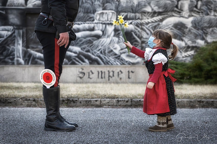 coronavirus foto carabiniere bambina fiori foto copyright Giuseppe Ulizio min