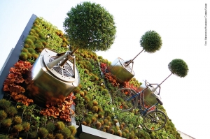 Prati verticali, alberi orizzontali: i giardini del futuro sfidano la gravità