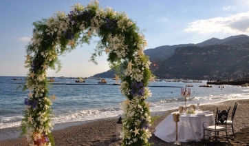 Matrimonio da sogno con tripudio di fiori nel paradiso della Costiera Amalfitana