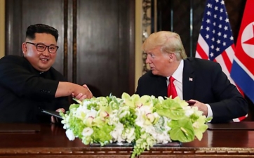 Fiori di pace tra Kim e Trump